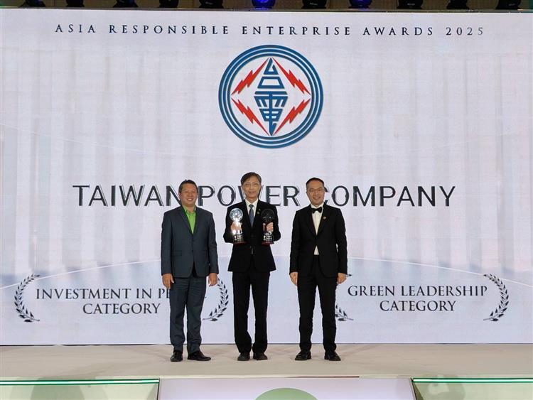 亞洲企業社會責任獎頒獎典禮昨日晚間於泰國曼谷舉行，台電由陳永祥研究員（中）代表接受亞洲企業商會副主席（右）、綠色轉型公司共同創辦人頒獎。