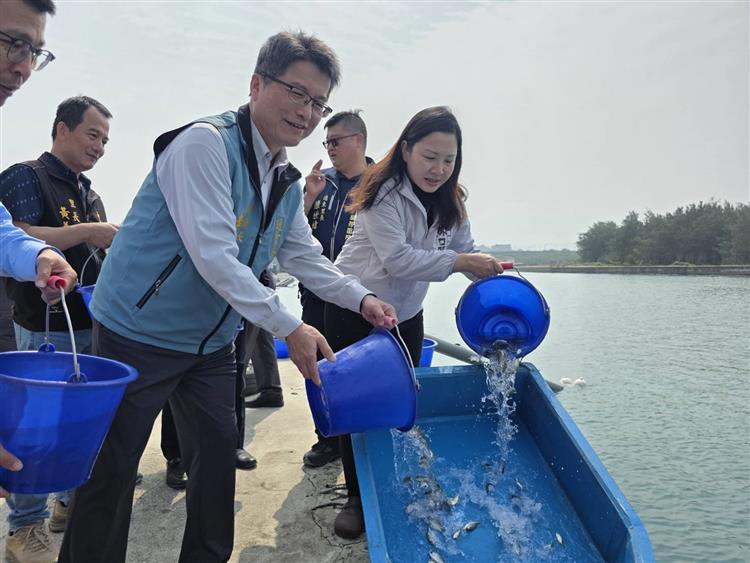 台電重視海洋生態保育，自2002年起每年辦理魚苗放流活動，進一步結合學術機構建立魚苗基因資料庫，為我國海洋研究資料累積珍貴數據。