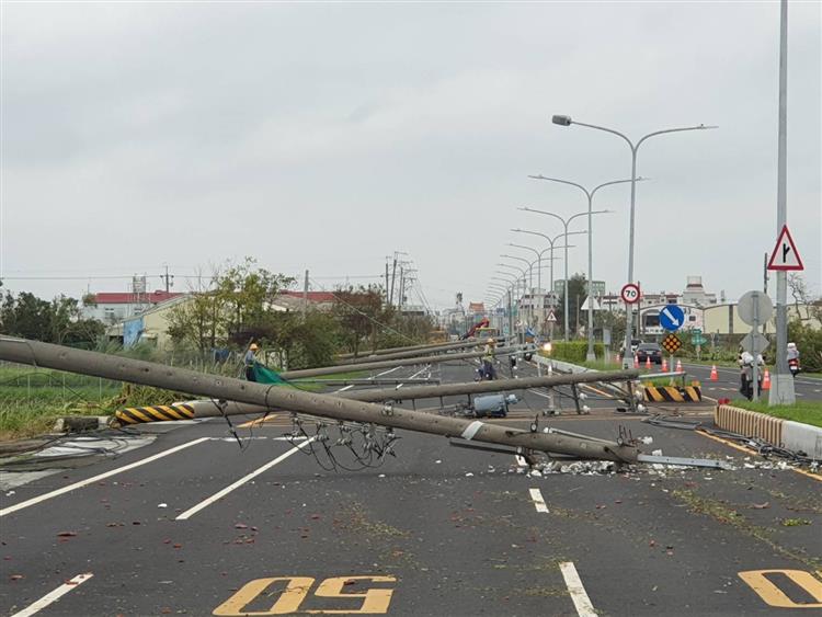 圖說：丹娜絲颱風在無中央山脈屏障下重創嘉南平原，全國電桿倒斷規模統計至今，已達近2,500支。