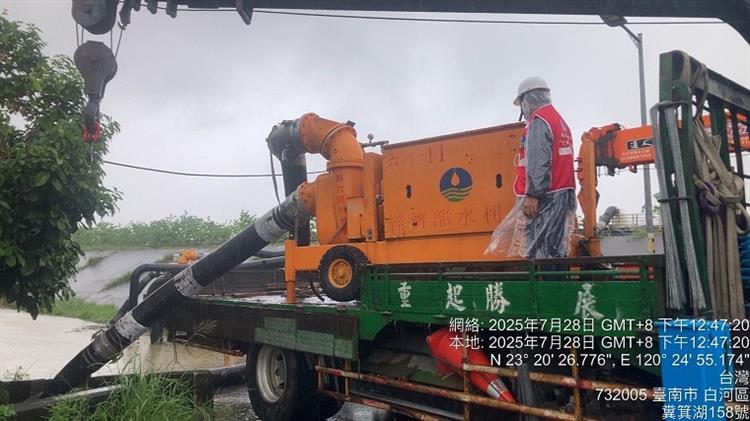 4因應豪雨災情 水災中央災害應變中心二級開設調度移動式抽水機—六河分署