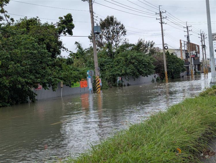 圖說：因豪大雨造成嘉義縣逾9,600戶停電，經搶修已全數復電，台電將嚴陣以待，若發生停電事故，將積極搶修儘快為民來電。圖為今日嘉義縣淹水情形。