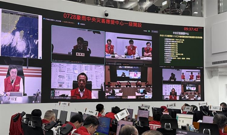 5  院長主持0728豪雨中央災害應變中心第十八次工作會報暨情資研判會議會議與地方政府視訊