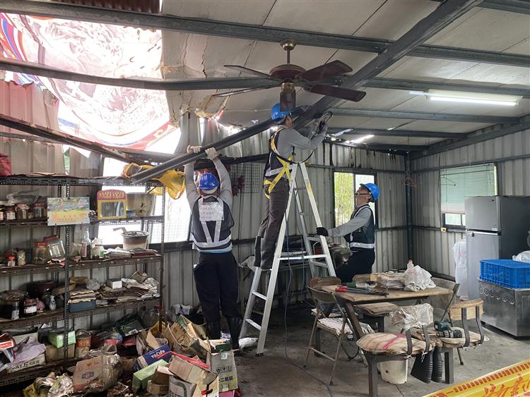 行政院長南下視察指示經濟部全力投入防救災協助修繕損毀之民宅及屋頂-1