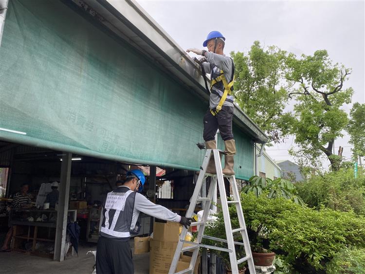 行政院長南下視察指示經濟部全力投入防救災協助修繕損毀之民宅及屋頂-2