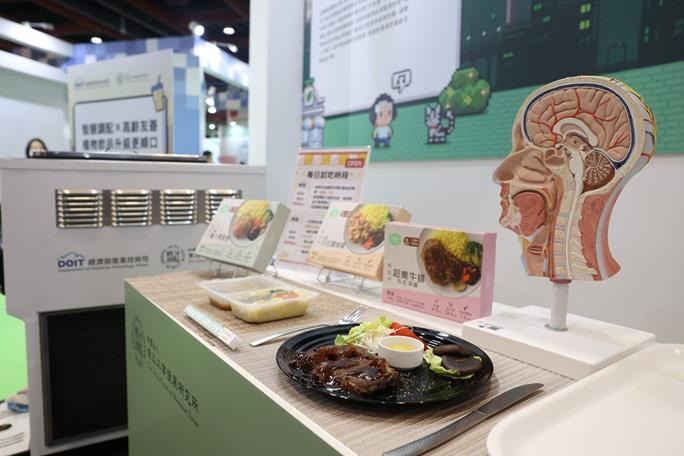 食品所研發的「好咀嚼易吞嚥高齡友善餐食」，以專利製程軟化肉類、菇類等食材，保留食物原貌同時提升適口性