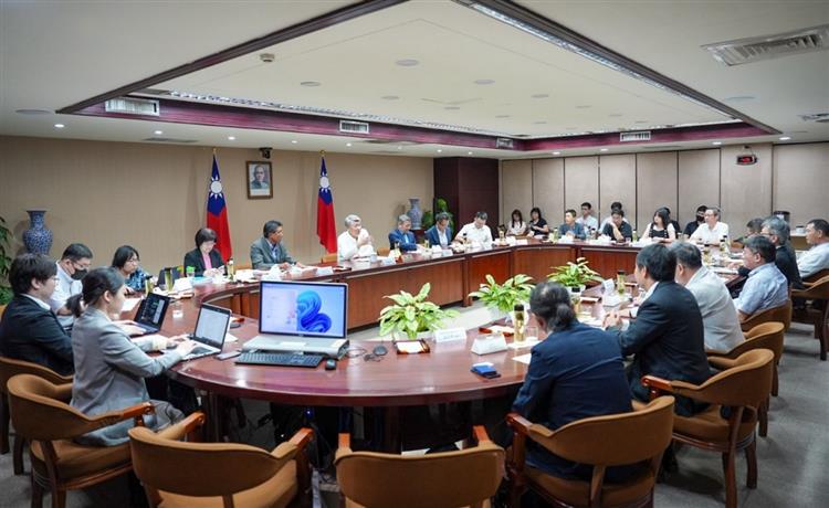 經濟部郭智輝部長8月18日主持出口菁英中小企業交流會，針對關稅和新臺幣匯率波動及海外布局等議題，與業者深入交流