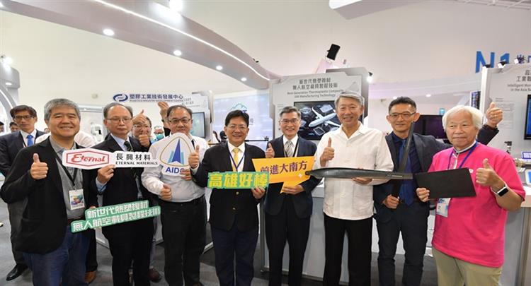 塑膠中心攜手台塑台麗朗、長興材料與漢翔航空，在經濟部技術司支持下，開發高效率、可焊接、可回收的「新世代熱塑複材無人航空載具製程技術」