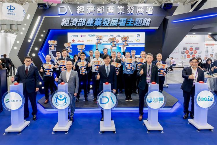 SEMICON Taiwan 經濟部產業發展署主題館開幕啟動合影