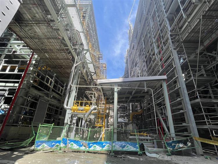 台電人員與相關工程團隊今(10)日赴興達電廠新2號機進行現場勘查，確認天然氣洩漏地點。
