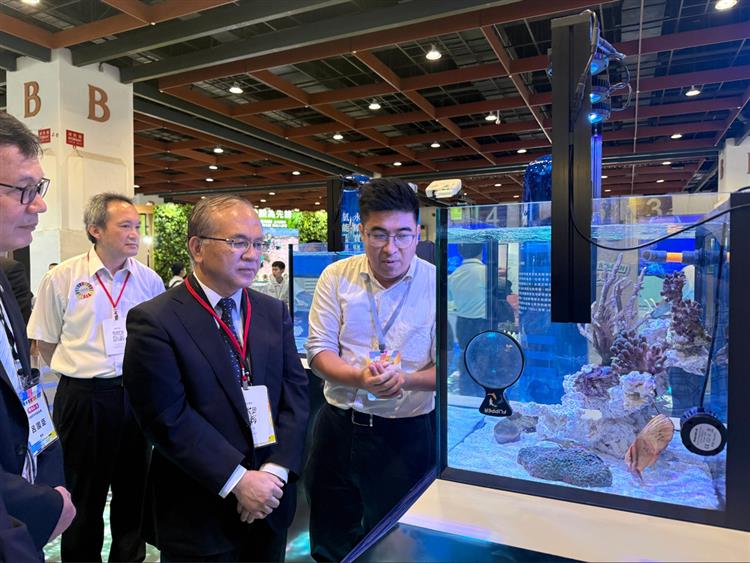 台灣中油在現場展示珊瑚、魚類等物種，並向來賓解說港區生態保育成果。