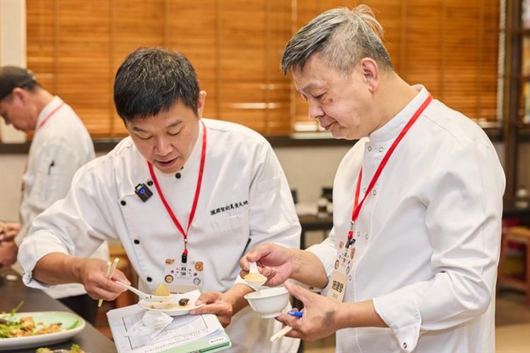 圖一：評審團於麻油料理擂台競賽初賽，針對菜餚進行感官品評。