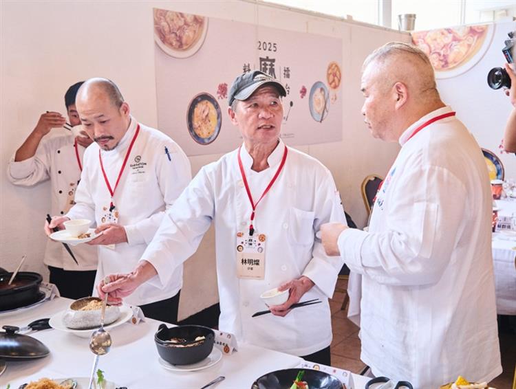 圖二：評審團於麻油料理擂台競賽初賽，就菜餚進行品評並交換意見。
