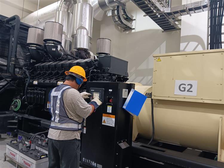 颱風樺加沙進逼 台水動員逾2000人力全力戒備防颱-發電機檢查