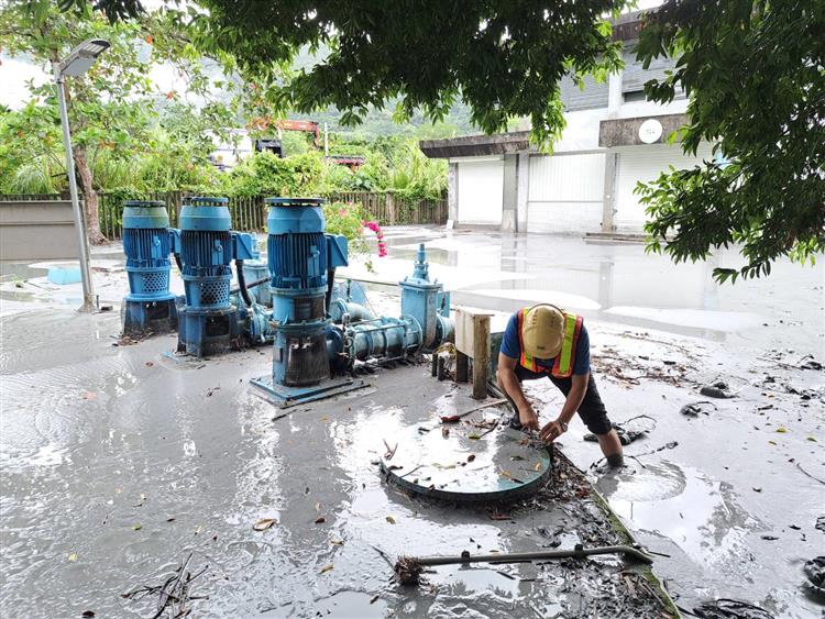 台灣自來水公司同仁逐一檢視機電設備及清除泥沙