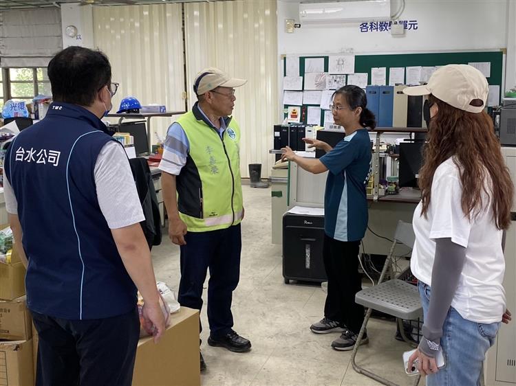 台水公司董事長率相關團隊聽取光復國小黃校長用水需求並說明供水情形