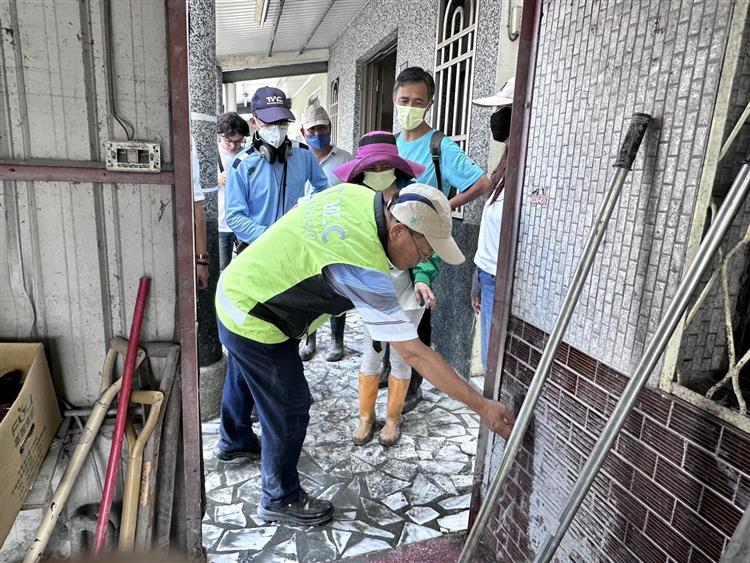 台水公司董事長李嘉榮至佛祖街了解用戶用水情形