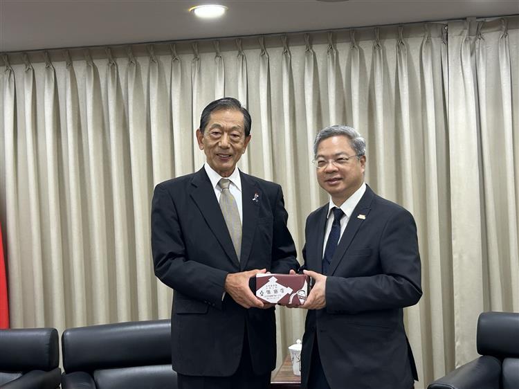 (龔明鑫部長就任滿月  積極深化國際經貿夥伴關係)龔部長與日本台灣交流協會會長隅修三合照