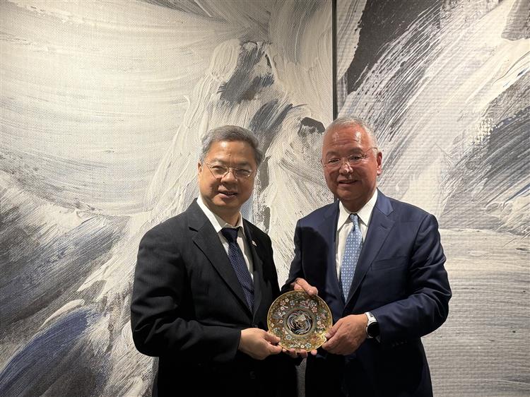 (龔明鑫部長就任滿月  積極深化國際經貿夥伴關係)龔部長與日本自民黨半導體戰略推進議員聯合會名譽會長甘利明合照