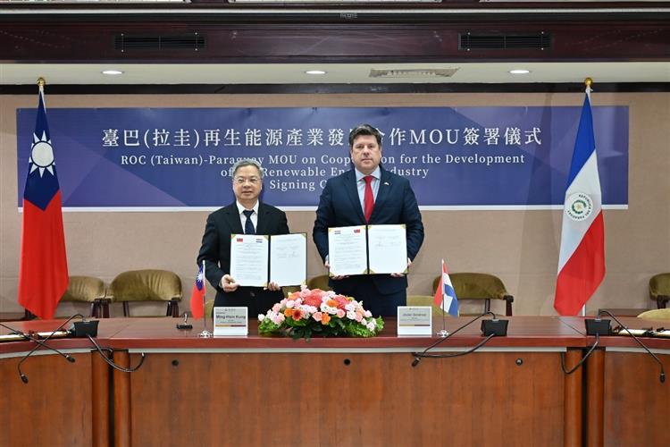 龔部長與巴拉圭工商部西梅內斯部長簽署臺巴(拉圭)再生能源產業發展合作MOU