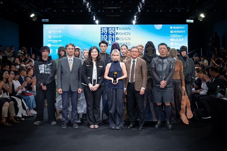 2025時裝設計新人獎得獎者與頒獎嘉賓合影