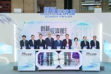 圖說：2025台灣創新技術博覽會創新經濟館開幕典禮，何政務次長與經濟部參展單位及廠商代表啟動儀式合照。