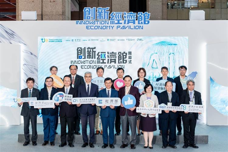 圖說：何政務次長與經濟部參展單位及廠商代表合照。