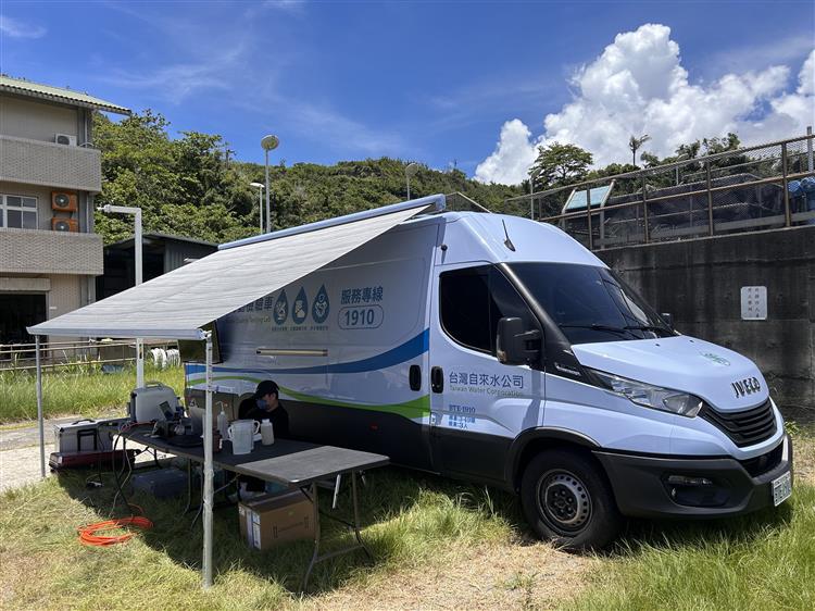至台東成功淨水場巡檢，檢測同仁們頂著高溫於現場檢測