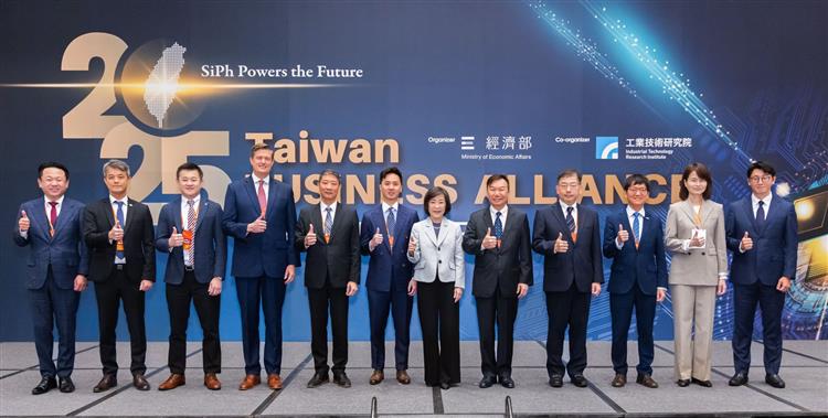 1141021-2025臺灣全球招商論壇-LOI簽約外商合照