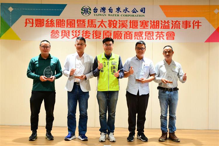賴惠員委員辦公室執行長蔡宗翰(中)與宥穎工程、上益營造、益達開發及市豐營造有限公司合影。