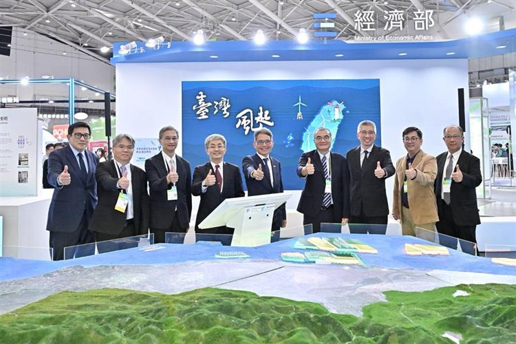 2025台灣國際智慧能源週與台灣國際淨零展開幕巡禮，經濟部館參觀合影