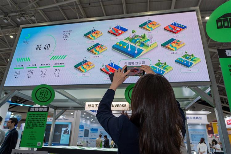 圖說：本次展區特別規劃「綠電宇宙」電力交易模擬體驗，透過手機進入遊玩頁面即可化身綠電業者，打造專屬綠電案場，實際體驗綠電從產出到交易的過程！