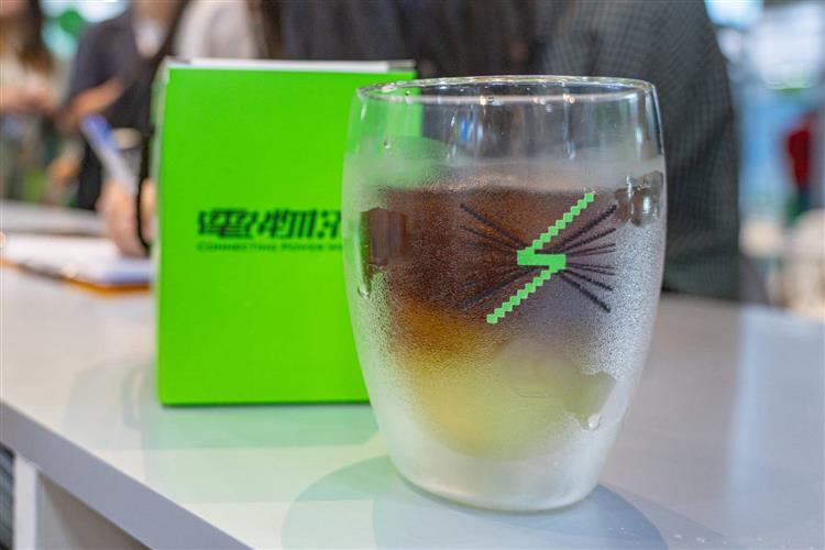 圖說：只要於台電展場完成「綠電宇宙」互動體驗，就有機會品嘗以甘蔗與美式咖啡採30／70比例調和，象徵「RE30」的概念飲品。