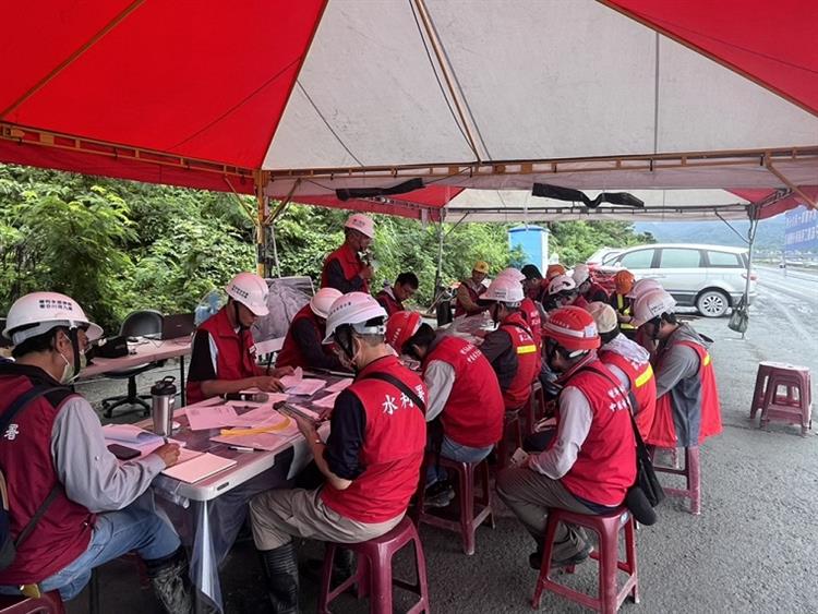 2.水利署全力動員辦理馬太鞍溪災後疏濬  加速恢復河防安全-總工程司主持每日工作晨會