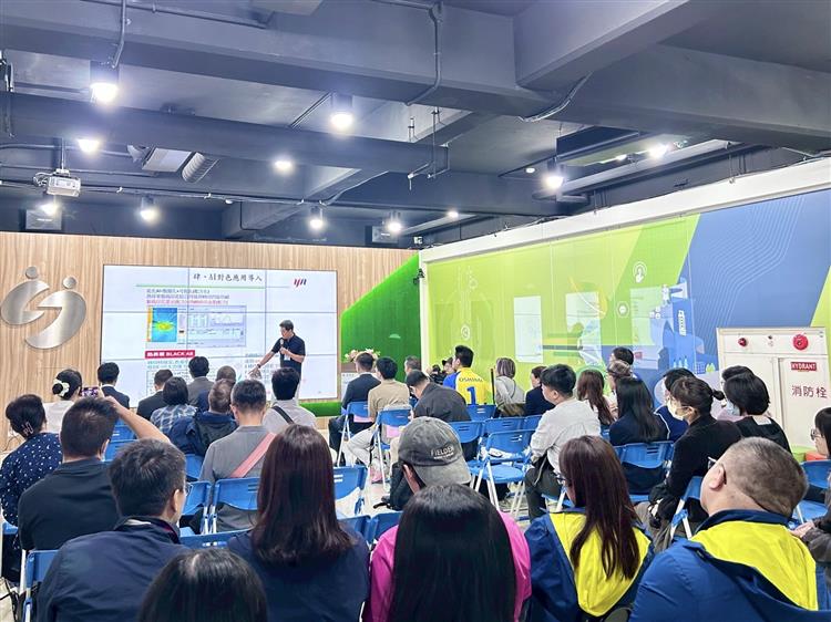 「紡織產業AI試產線成果交流分享會」與會中小企業聆聽講師分享