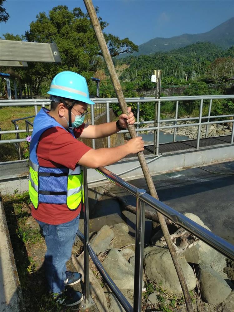台水嚴陣以待 確保鳳凰颱風期間供水安全-取水口清理