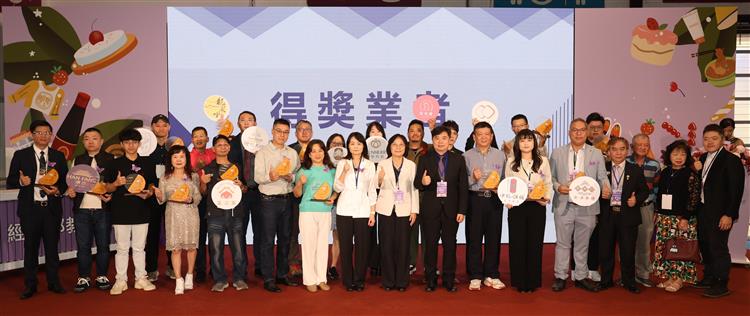圖說：商業發展署蘇署長與臺灣餅得獎業者、評審代表、全國商業總會及各縣市糕餅商業同業公會共同合影。