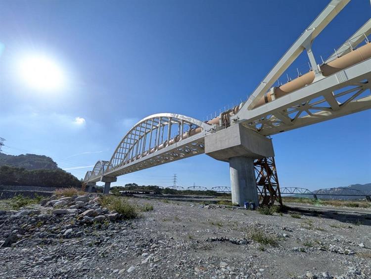 3水利署︰第一線掌握台中及新竹水資源建設進度　要求如期如質完工 確保供水安全--大安大甲溪聯通管工程大安溪水管橋執行現況