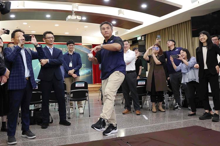 工研院的「棒球科技-臺灣鷹眼」系統能自動追蹤投球軌跡、轉速與位移，誤差不到一公分，堪比美國職棒的鷹眼系統，讓好球帶判定更公平，也讓選手訓練更精準