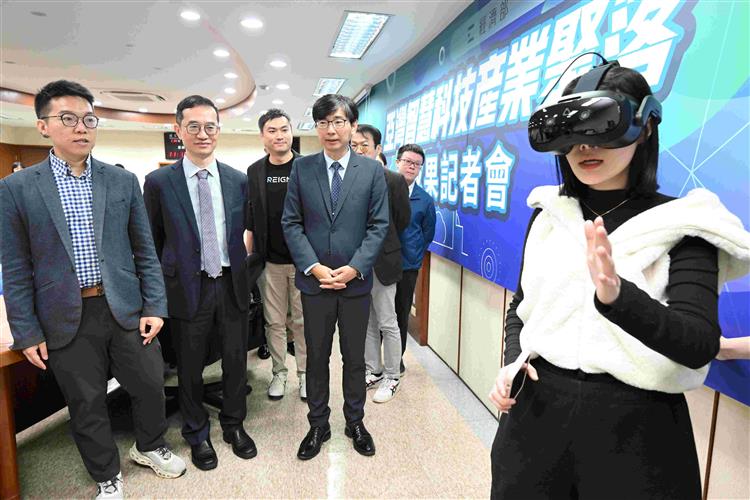 記者於現場體驗宏達電國產5G專網搭配VIVE系列VR智慧頭戴裝置，透過5K高畫質體驗西班牙高第聖家堂3D虛擬實境