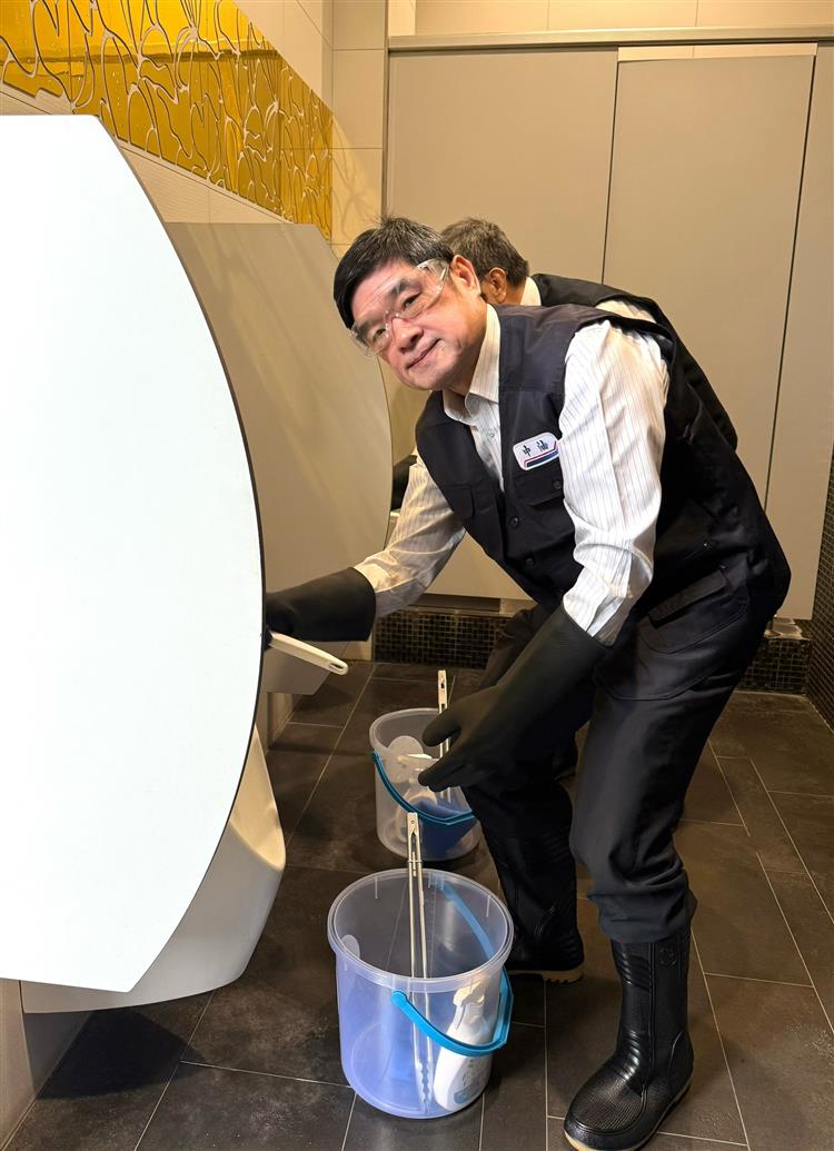 台灣中油公司副總經理羅博童帶領大家清洗廁所