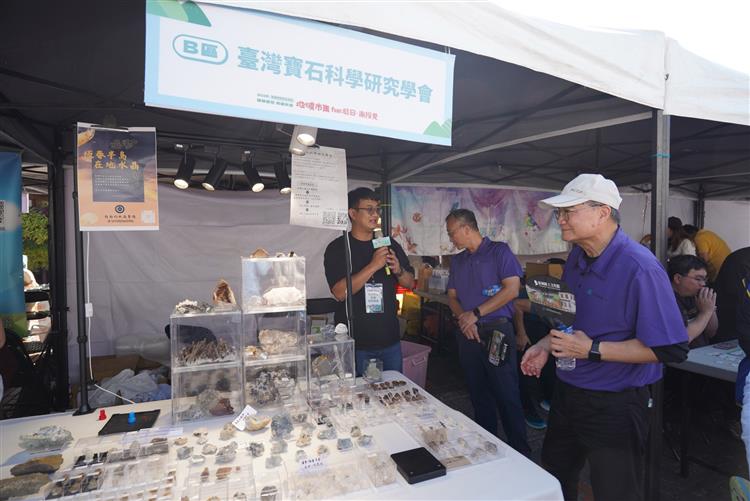 圖7  地質調查及礦業管理中心徐銘宏主任參觀攤位活動
