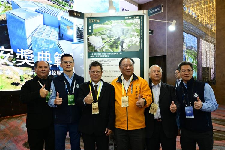 台水公司董事長李嘉榮(左3)與台水公司辦公園區興建工程施工團隊合影