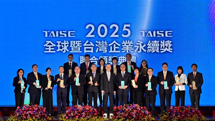 台灣永續能源研究基金會董事長簡又新(第一排中)頒獎人與獲獎單位合影