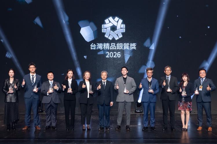 經濟部長龔明鑫（中）與台灣精品銀質獎得主合影（第二梯次）