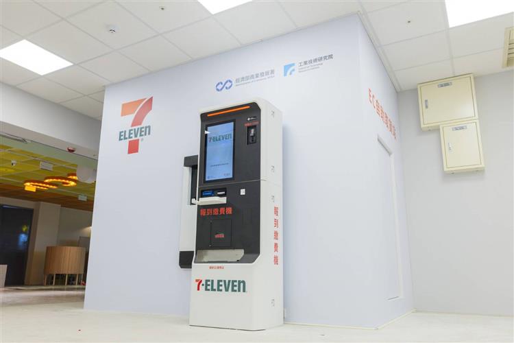圖說：經濟部商業發展署攜手統一超商公司、工業技術研究院打造之自動化門市取貨微型倉，今(28)日於中央大學女十四舍之地下商場X-STORE第9店正式啟用