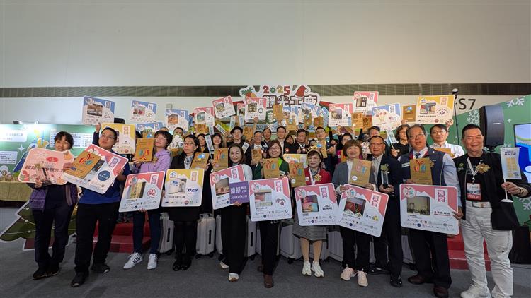 經濟部產業發展署舉辦今日於高雄展覽館頒發本年度觀光工廠獎項，圖為經濟部工商輔導中心雲瑞龍參事兼主任與獲獎業者合影留念。