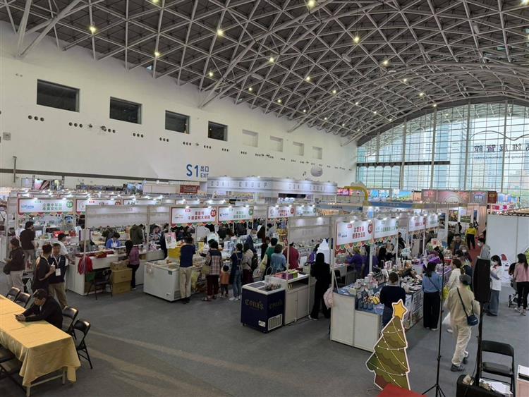 本日經濟部產業發展署邀全臺44家觀光工廠於高雄展覽館盛大舉辦觀光工廠聖誕夢想派對，現場有許多體驗及優惠活動，歡迎民眾趁本周週末前往參觀。