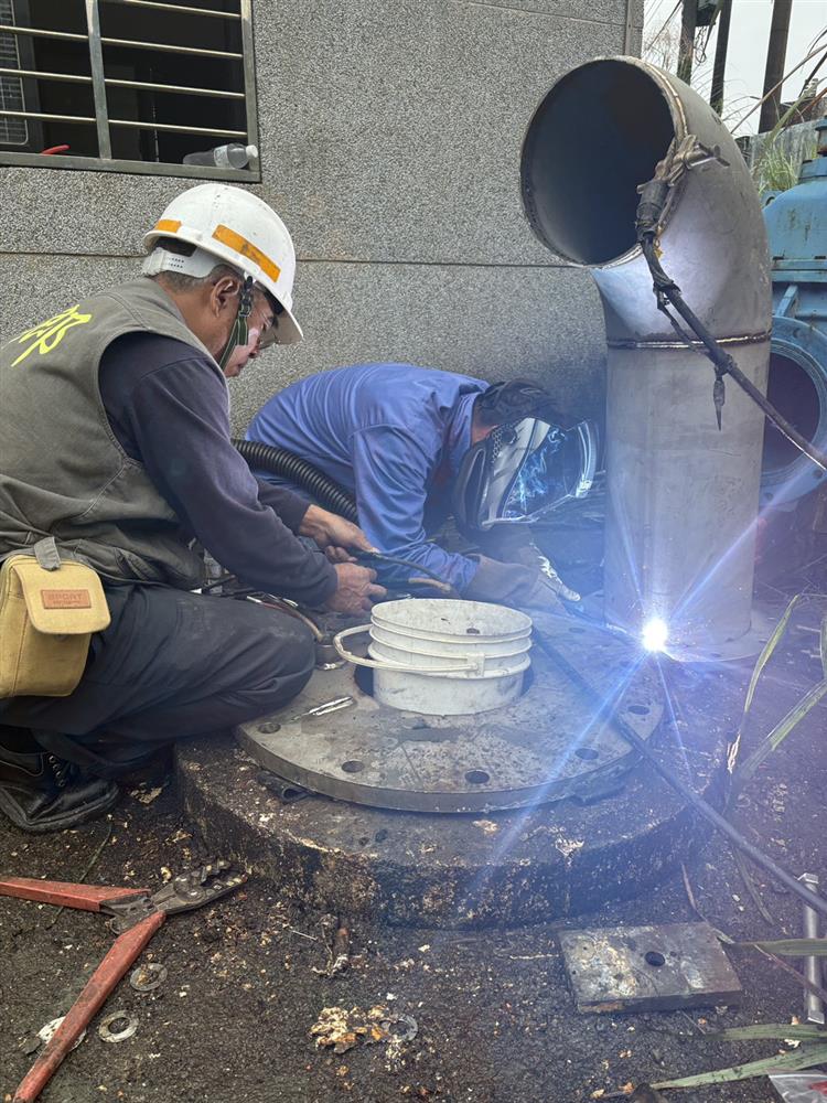 增設東勢坑溪抽水設備抽水設備管件焊接及配電盤接線趕辦中
