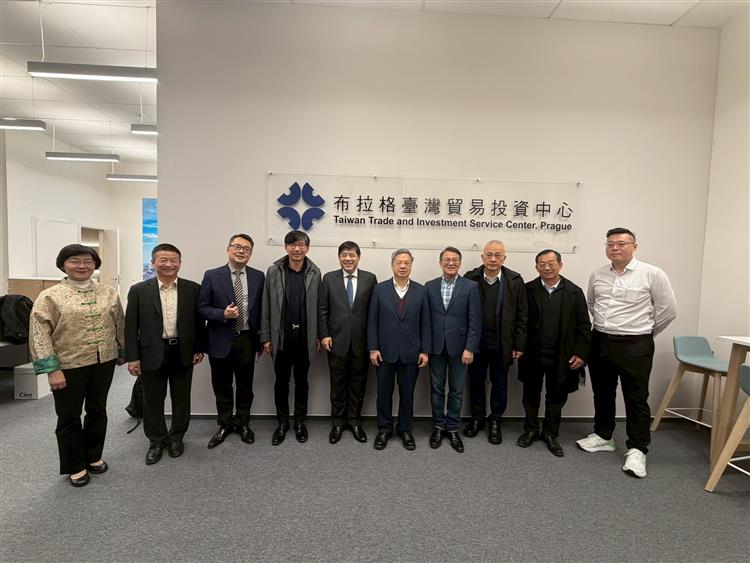 龔明鑫部長視察 布拉格台灣貿易中心(龔明鑫部長率經貿訪團四訪捷克 深化臺捷經貿夥伴關係)