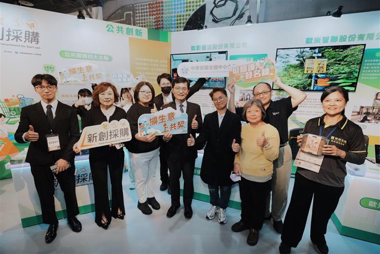 經濟部何晉滄政務次長參觀主題展與企業合影